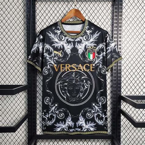 maglia versace coppa|Copricapi in maglia Versace, Autunno/Inverno 2024 .